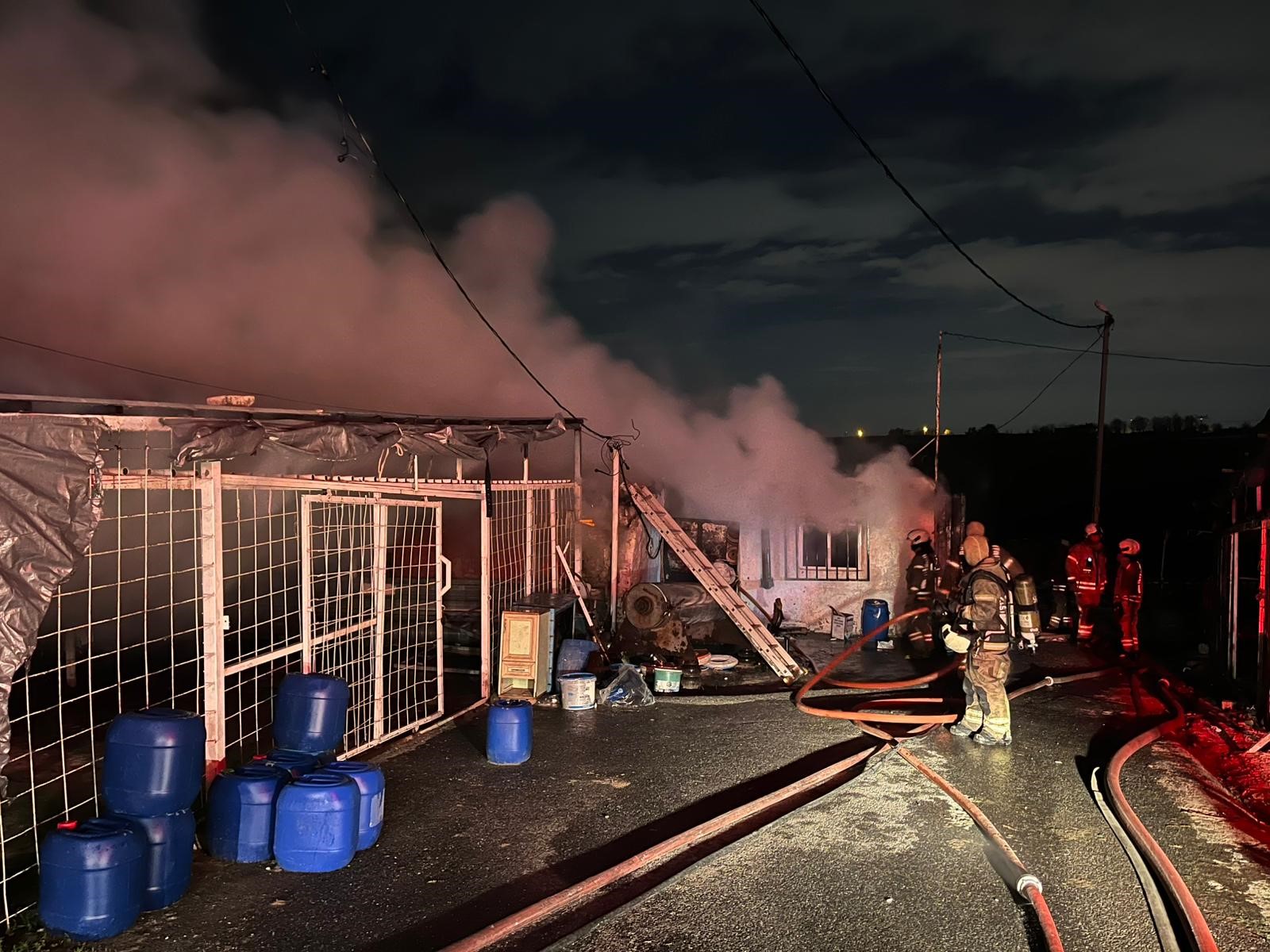 Sultangazi’de Korkutan Yangın İki Iş Yeri Kül Oldu2