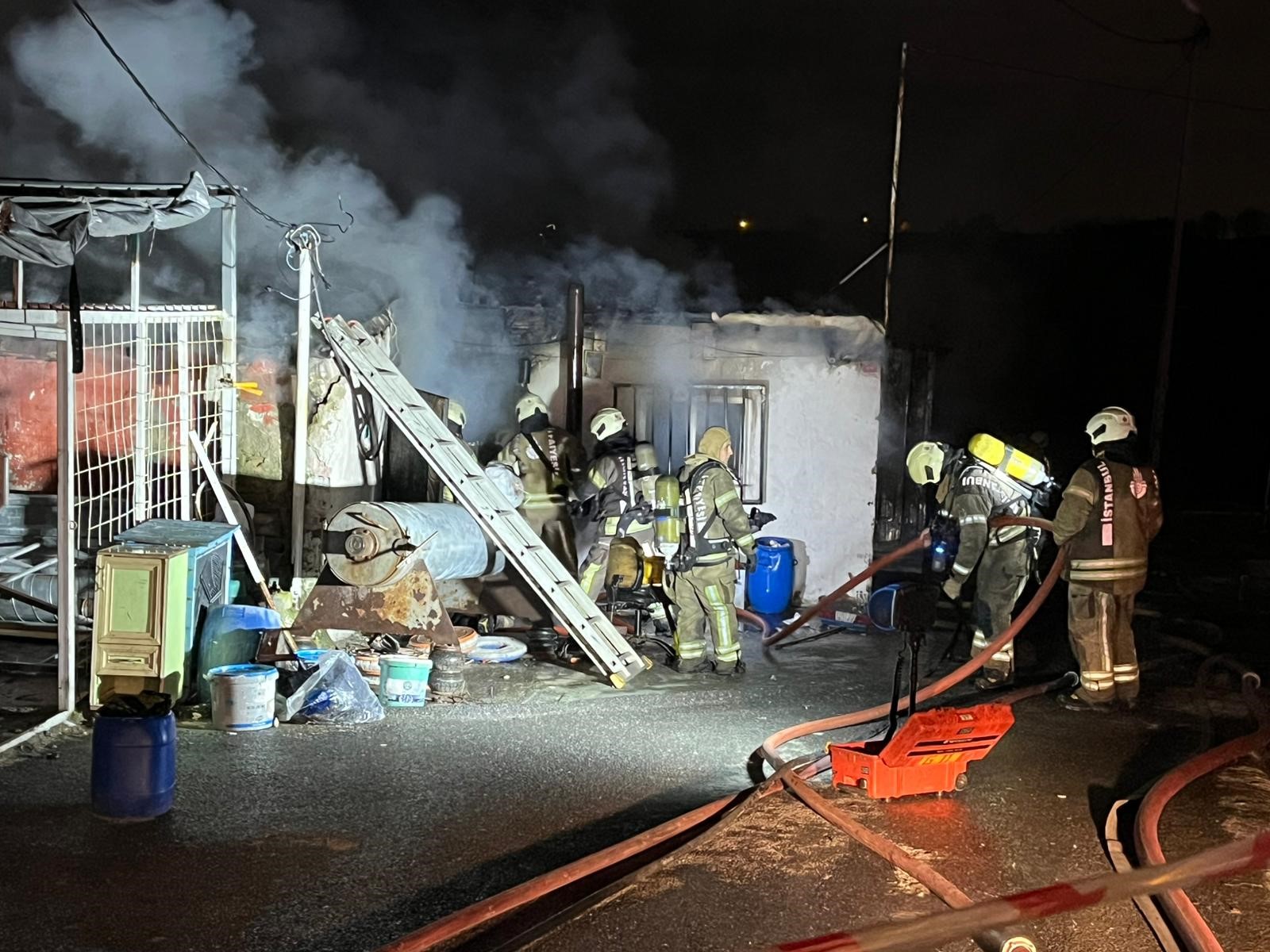 Sultangazi’de Korkutan Yangın İki Iş Yeri Kül Oldu3