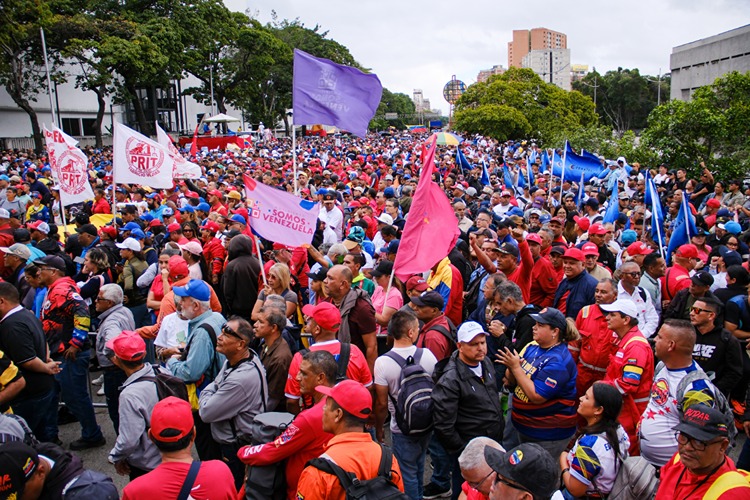 Venezuela’da Binlerce Kişi Maduro Için Yürüdü