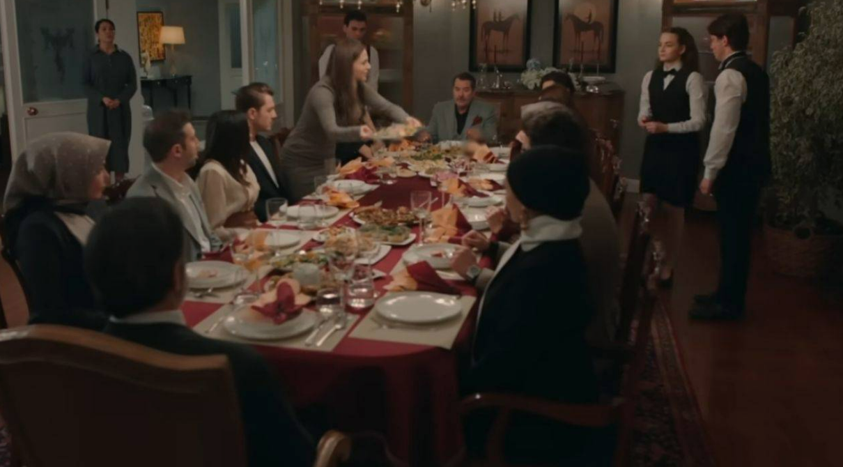 Aynı Yağmur Altında Dizisi Domuz Eti Sahnesi Açıklama