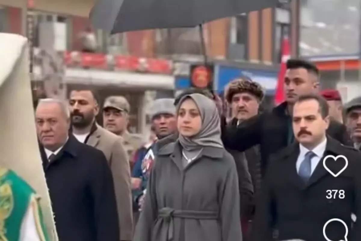 Kaymakamin Polise Semsiye Tasittigi Goruntu Tepki 19581906 2089 Amp