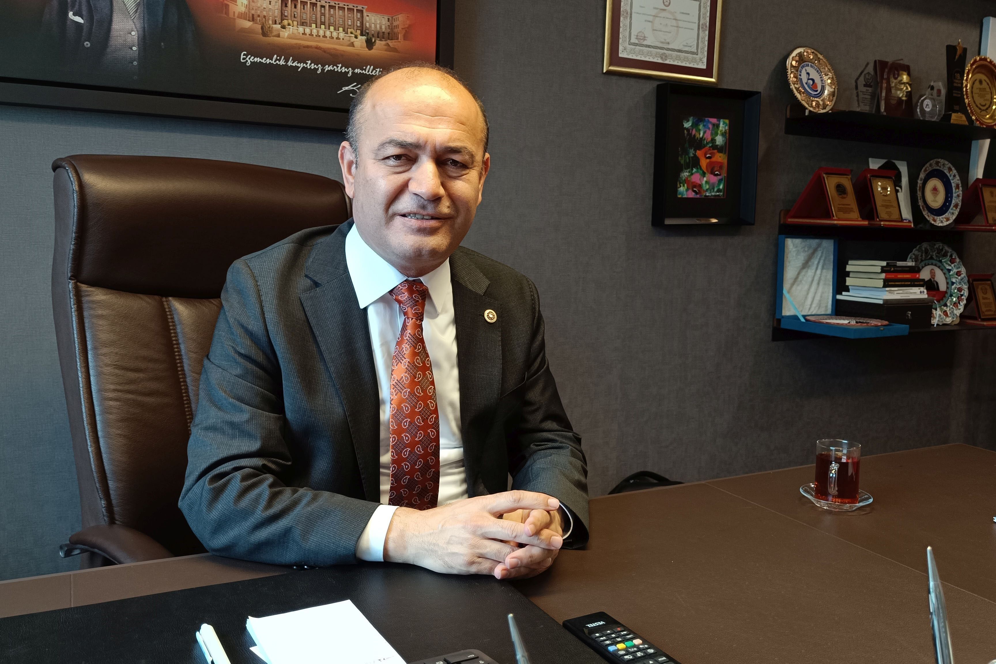 Özgür Karabat2