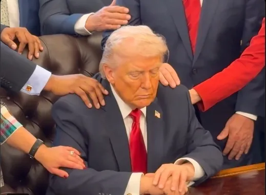 0X0 Son Dakika Beyaz Sarayda Donald Trump Icin Siradisi Ayin Dunya Bu Goruntuyu Konusuyor Etrafini Sarip Dua Ettil 1772775339831