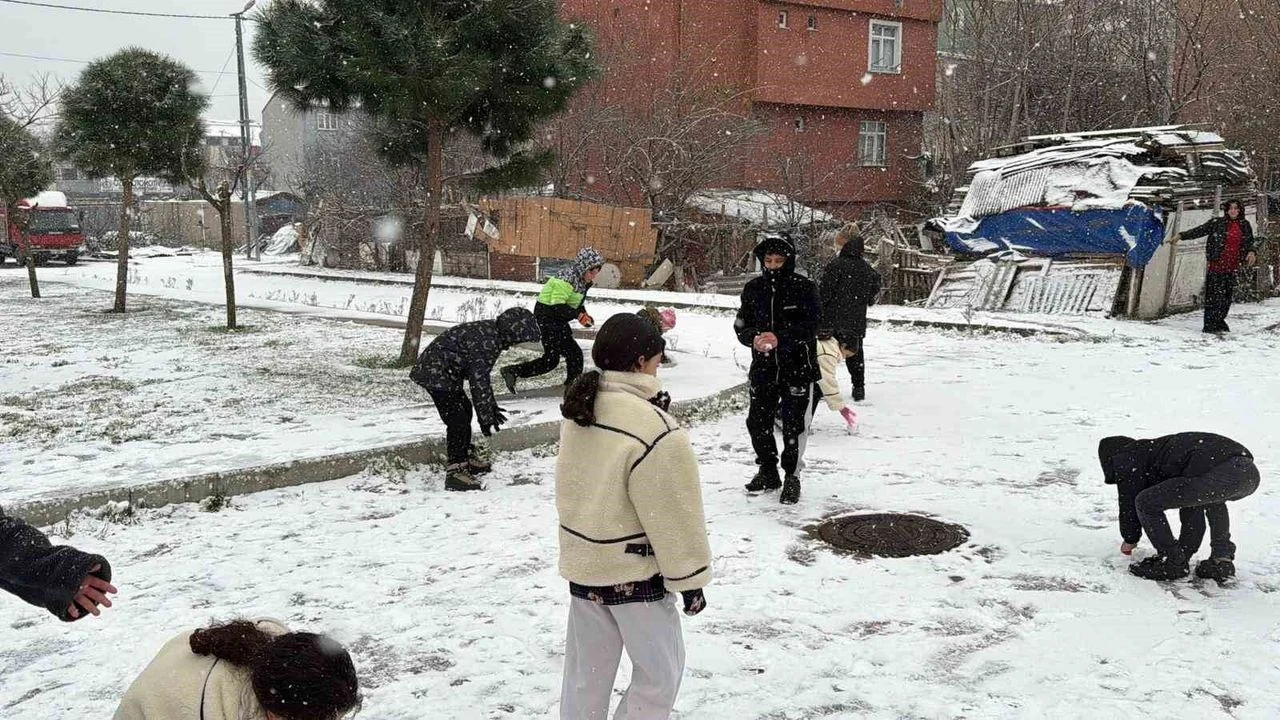 Arnavutkoyde Cocuklar Kar Topu Oynayarak Tatilin Tadini Doyasiya Cikardi
