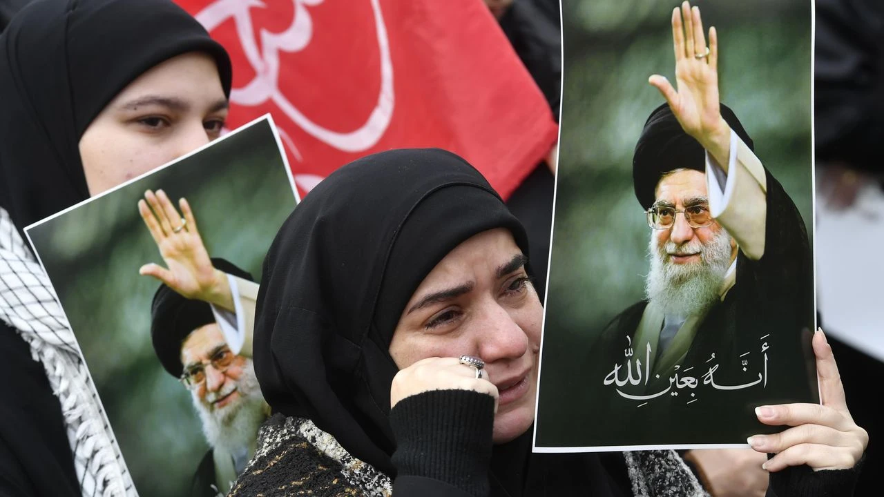 Iran Basini Abd Israil Saldirisinda Hayatini Kaybeden Hamaney Meshedde Topraga Verilecek.jpg 2