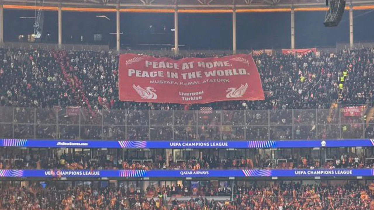 Liverpool Taraftarlari Galatasaray Macinda Ataturk Pankarti Acti Riku