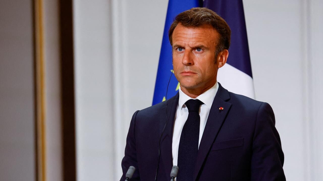 Macron-9