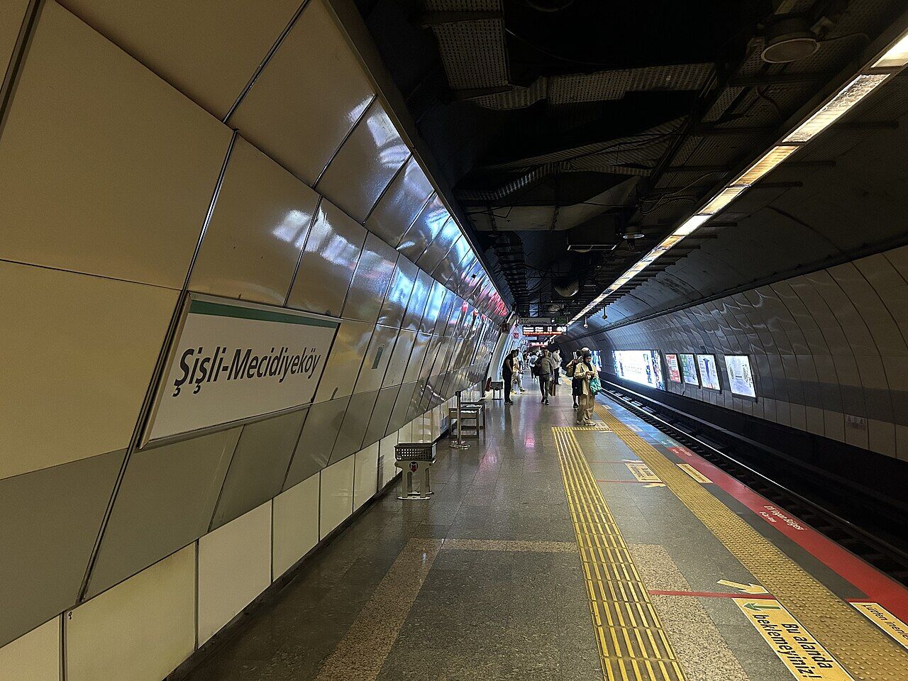 Şişli Mecidiyeköy Metro İstasyonu M2 2024