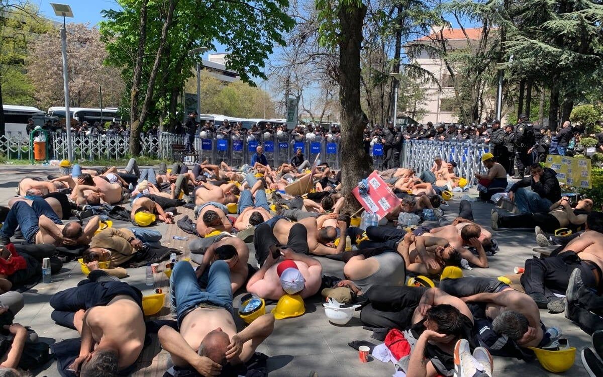 Aclik Grevindeki Madencilere Polis Ablukasi Iki Isci Fenalasti