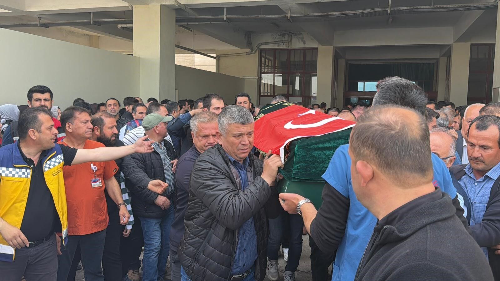 Aileler Cenazeleri Teslim Alıyor (1)