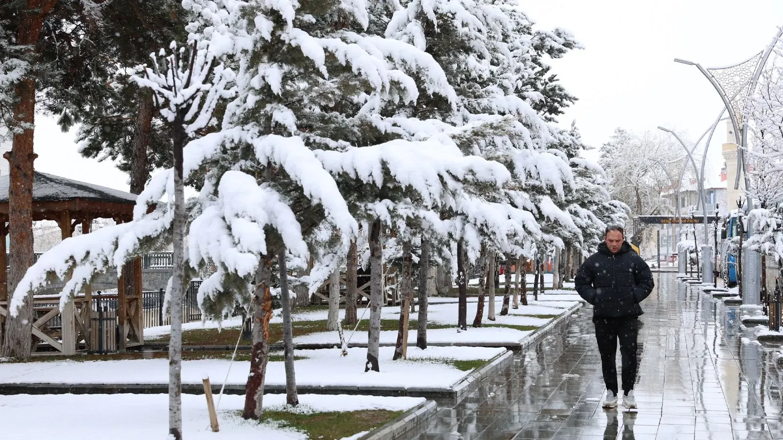 

Eskişehir sakinleri için Cumartesi günü tam bir sürpriz olacak. Bahar hazırlığı yapan vatandaşları, sabah saatlerinden itibaren lapa lapa yağan kar taneleri karşılayacak. Hava sıcaklıklarının hissedilir derecede düşeceği kentte, yerlerin beyaz örtüyle kaplanması bekleniyor.