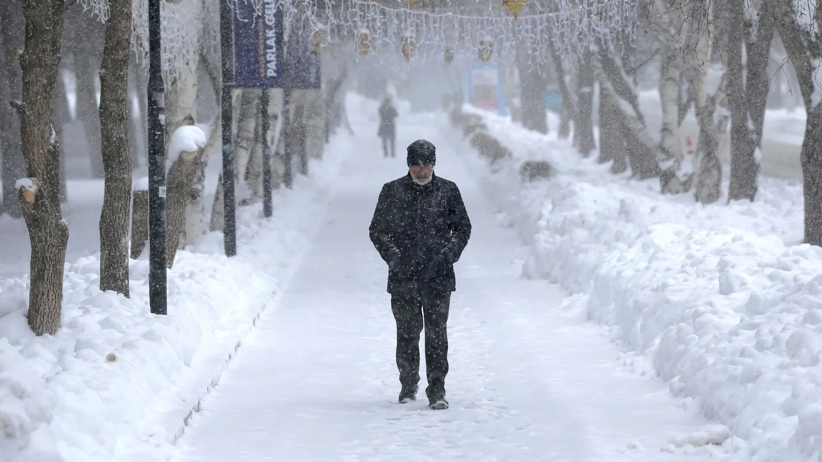 
Aksaray'da Cumartesi günü hava durumu oldukça hareketli. Meteoroloji, bölge için kar yağışı uyarısında bulundu. Bahar havasının yerini kış şartlarına bırakacağı bu gün, Aksaraylıları soğuk bir hava bekliyor.