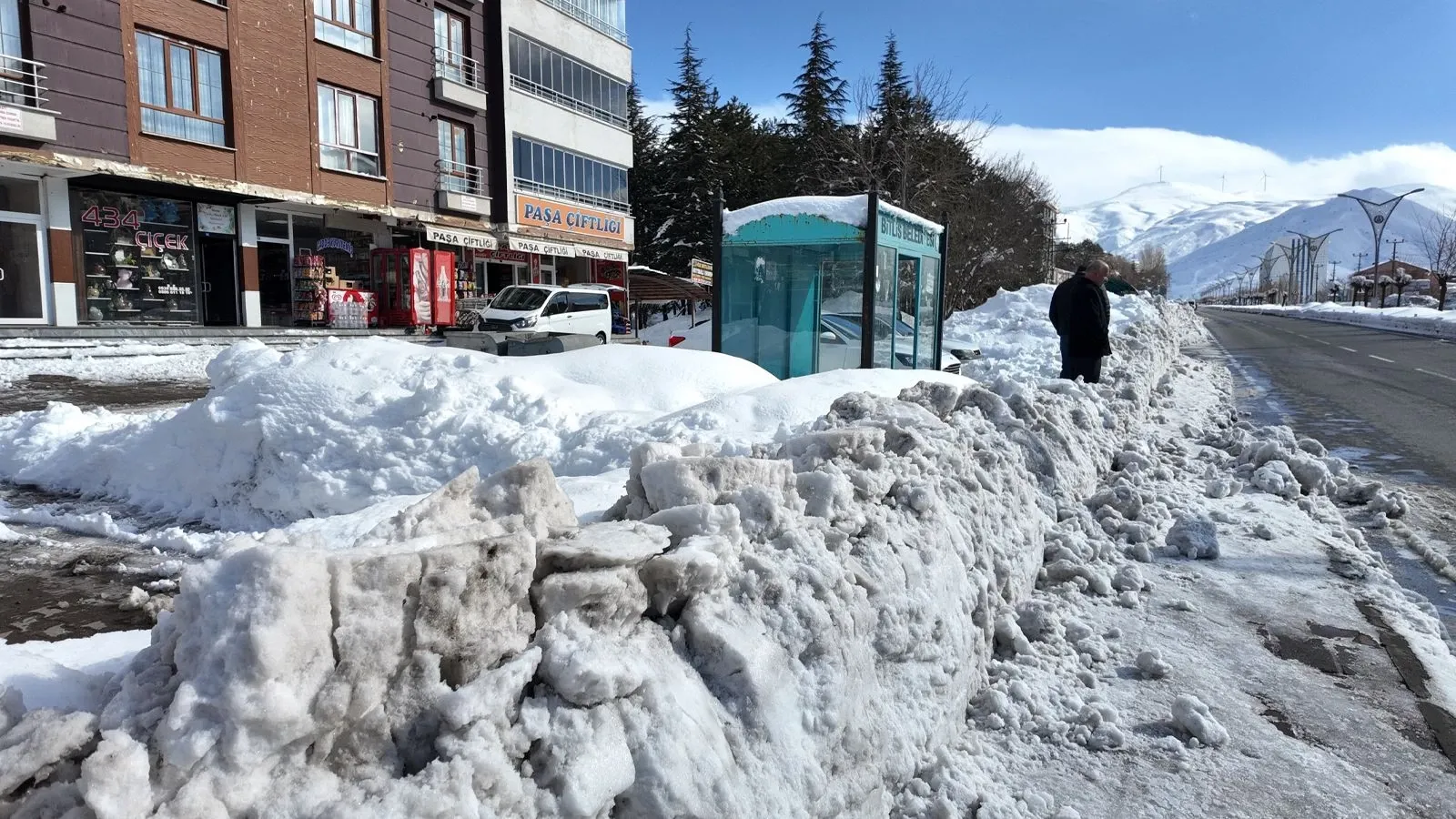 

Kapadokya'nın merkezi Nevşehir, Cumartesi günü karla tanışmaya hazırlanıyor. Peribacalarının üzerine düşecek kar taneleri, bölgede eşsiz bir manzara oluşturacak. Ancak soğuk havaya karşı dikkatli olunmalı.