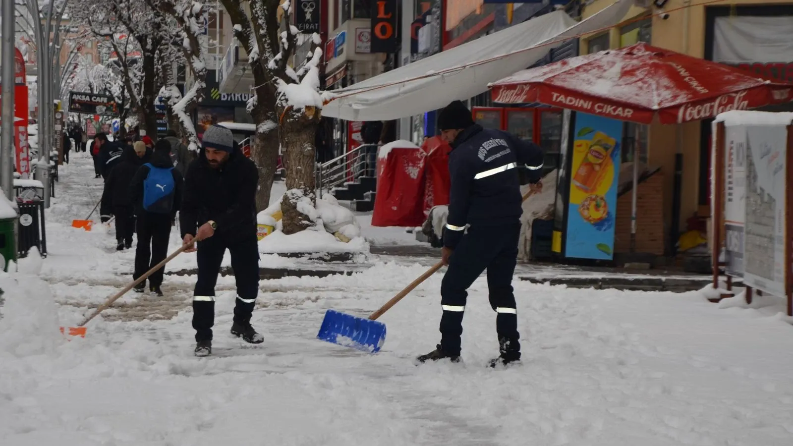 
Niğde'de Cumartesi günü soğuk hava dalgası etkisini artırıyor. Dağlık bölgelerde yoğun kar yağışı beklenirken, şehir merkezinde de kar taneleri görülecek. Nisan ayında kış sürprizi Niğde'yi bekliyor.