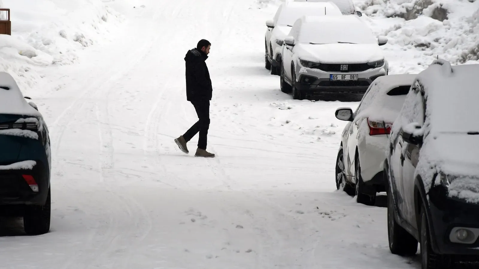 
Kayseri'de Cumartesi günü hava sıcaklıkları kış değerlerine yaklaşacak. Erciyes'in soğuğunun şehre inmesiyle kar yağışı kaçınılmaz hale geliyor. Kayserililer için oldukça soğuk bir hafta sonu olacak.