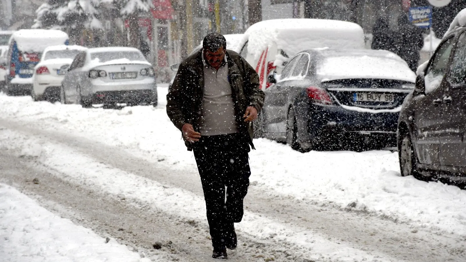 
Erzincan'da Cumartesi günü hava durumu oldukça sertleşiyor. Kar yağışının etkili olacağı kentte, ulaşım yollarında dikkatli olunması gerektiği belirtiliyor. Erzincanlılar kışı bir kez daha tadacak.
