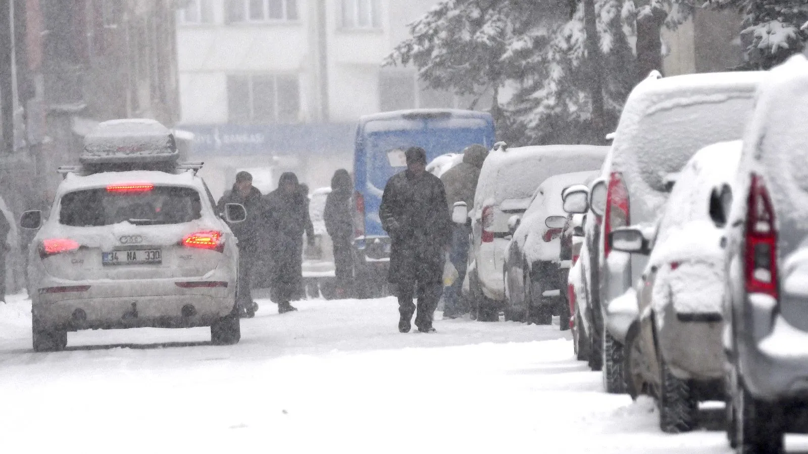 

Ardahan'da Cumartesi günü etkili olması beklenen kar yağışı ve yer yer görülecek tipi, hayatı olumsuz etkileyebilir. Yetkililer, bölge halkını dışarı çıkarken dikkatli olmaları konusunda uyarıyor.
