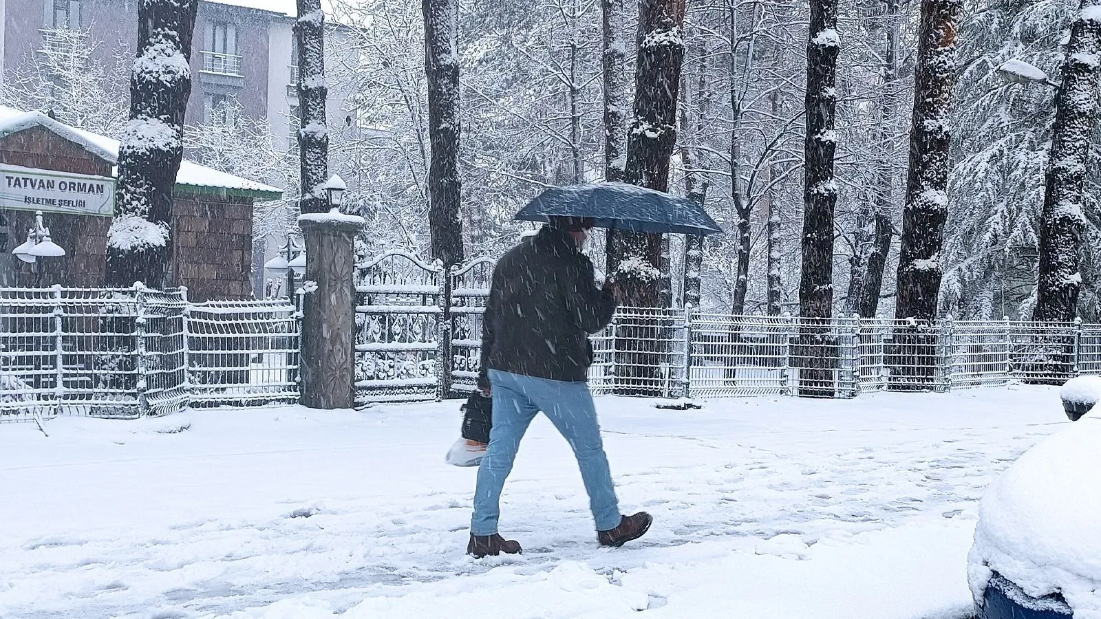 

Başkent Ankara'da Cumartesi günü termometreler kış seviyelerine geriliyor. Şehrin yüksek noktalarında etkili olacak kar yağışının, kısa süreli de olsa şehre kış havası estireceği tahmin ediliyor. Ankaralılar için bahar günü kış keyfi başlıyor.