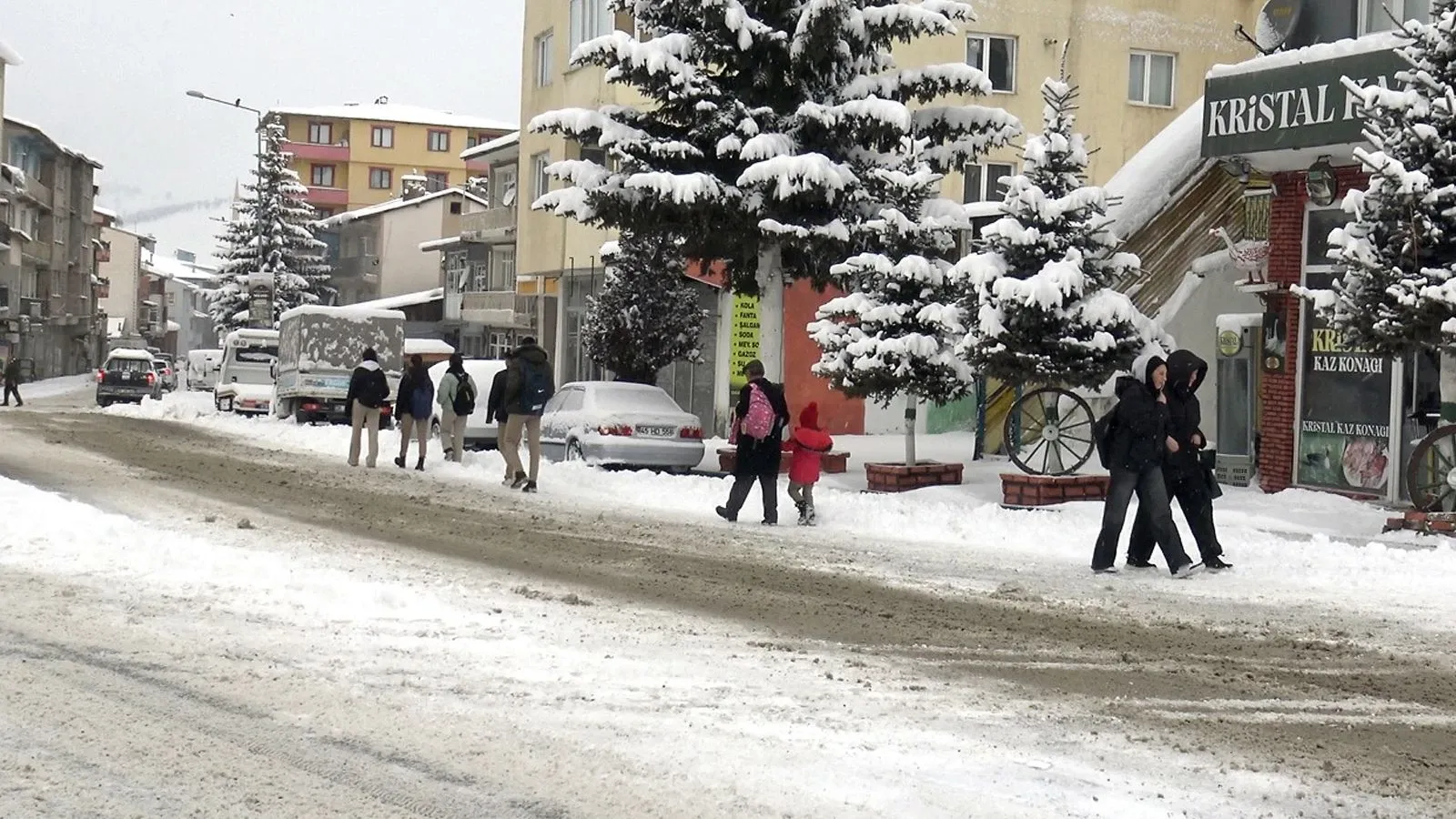 

Çankırı genelinde Cumartesi günü hava sıcaklıkları hızla düşüyor. Meteorolojik veriler, şehrin genelinde karla karışık yağmur ve yer yer kar geçişlerinin olacağını işaret ediyor. Tedbirli olunması gereken bir gün olacak.