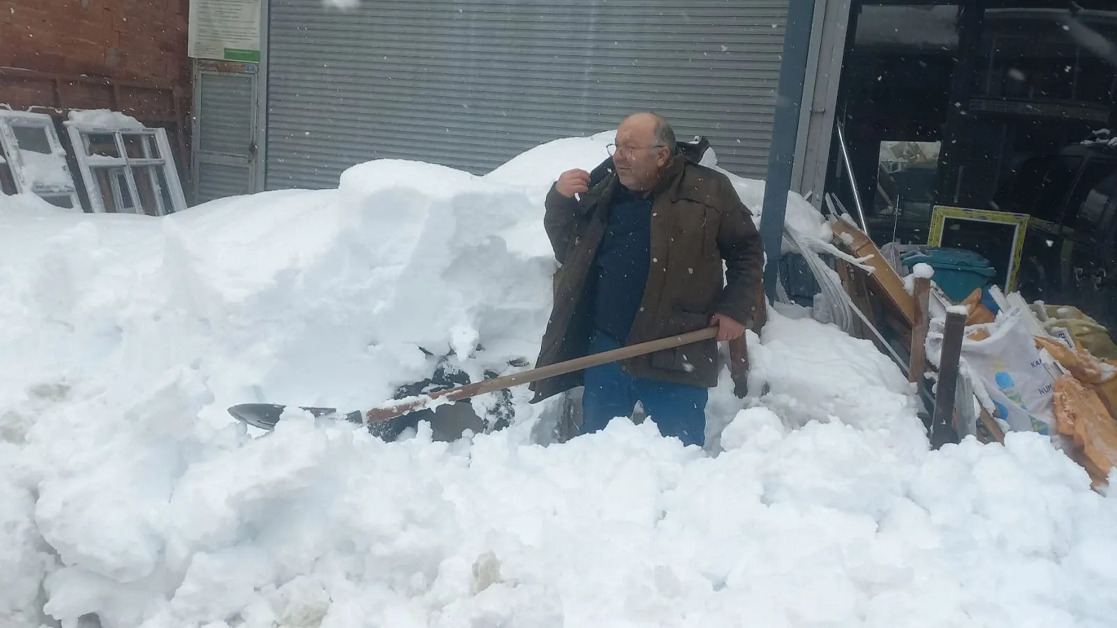 

Çorum halkı Cumartesi günü dışarı çıkarken kışlıklarını yanlarına almalı. Tahminlere göre, bölgeyi etkisi altına alacak soğuk hava dalgası kar yağışını tetikleyecek. Bahar coşkusu, yerini beyaz bir sessizliğe bırakıyor.