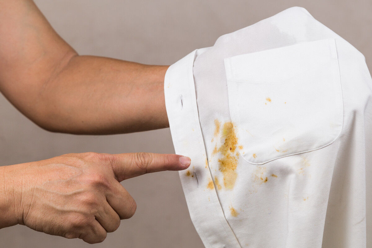 Beyaz Gömlek Üzerinde Lekeler Gösteren Bir El.-2