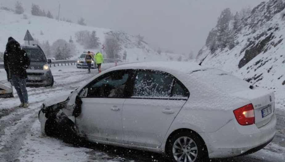 Ambulans ile otomobil çarpıştı: 3 yaralı