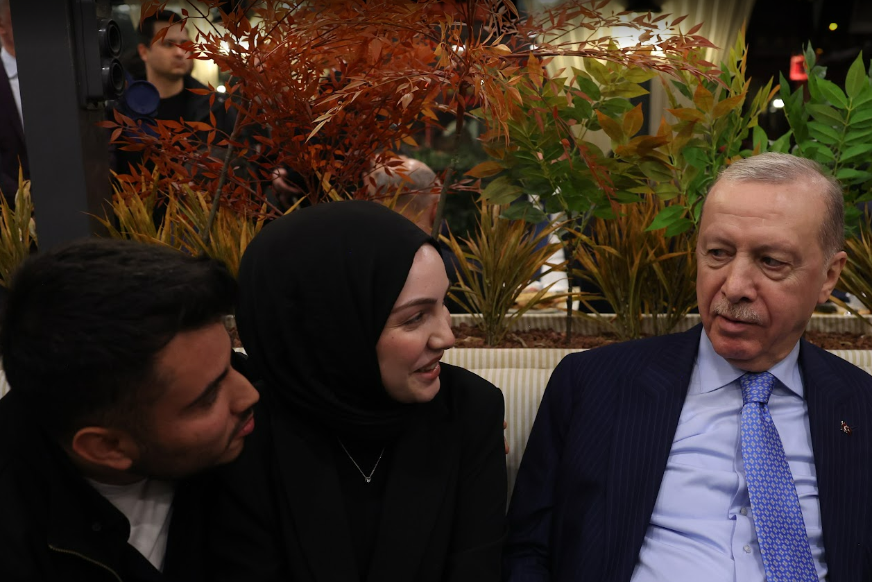 Erdoğan Kafede Gençlerle Buluştu (2)