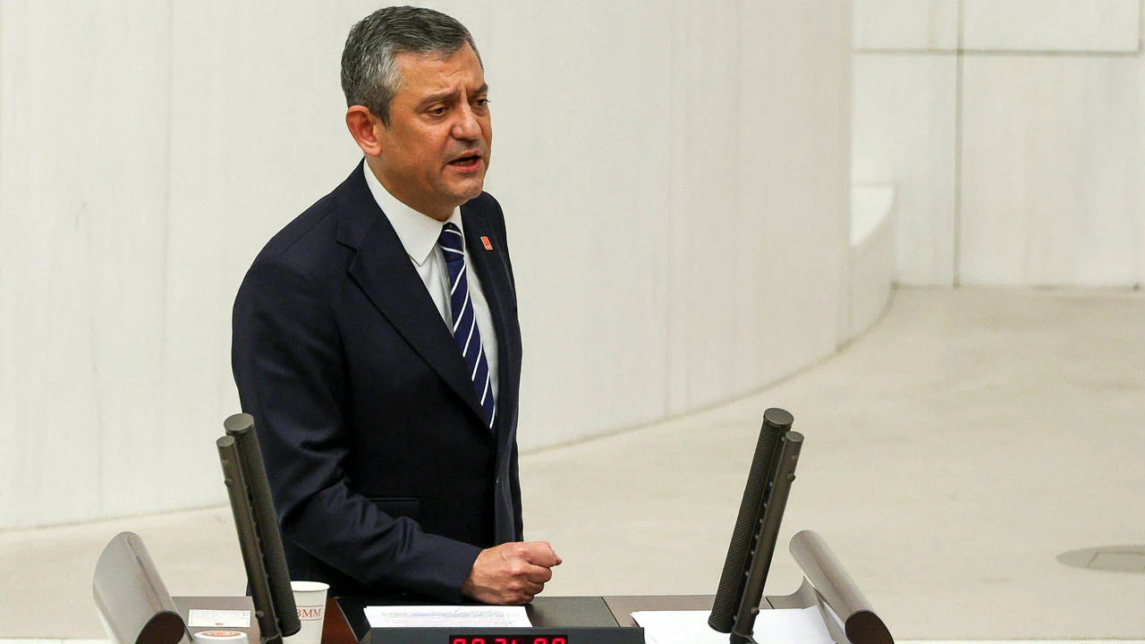 Ozgur Ozel Meclis Te Konustu Bizi Iyi Taniyin Bir Avuc Darbeciye Teslim Olmayiz