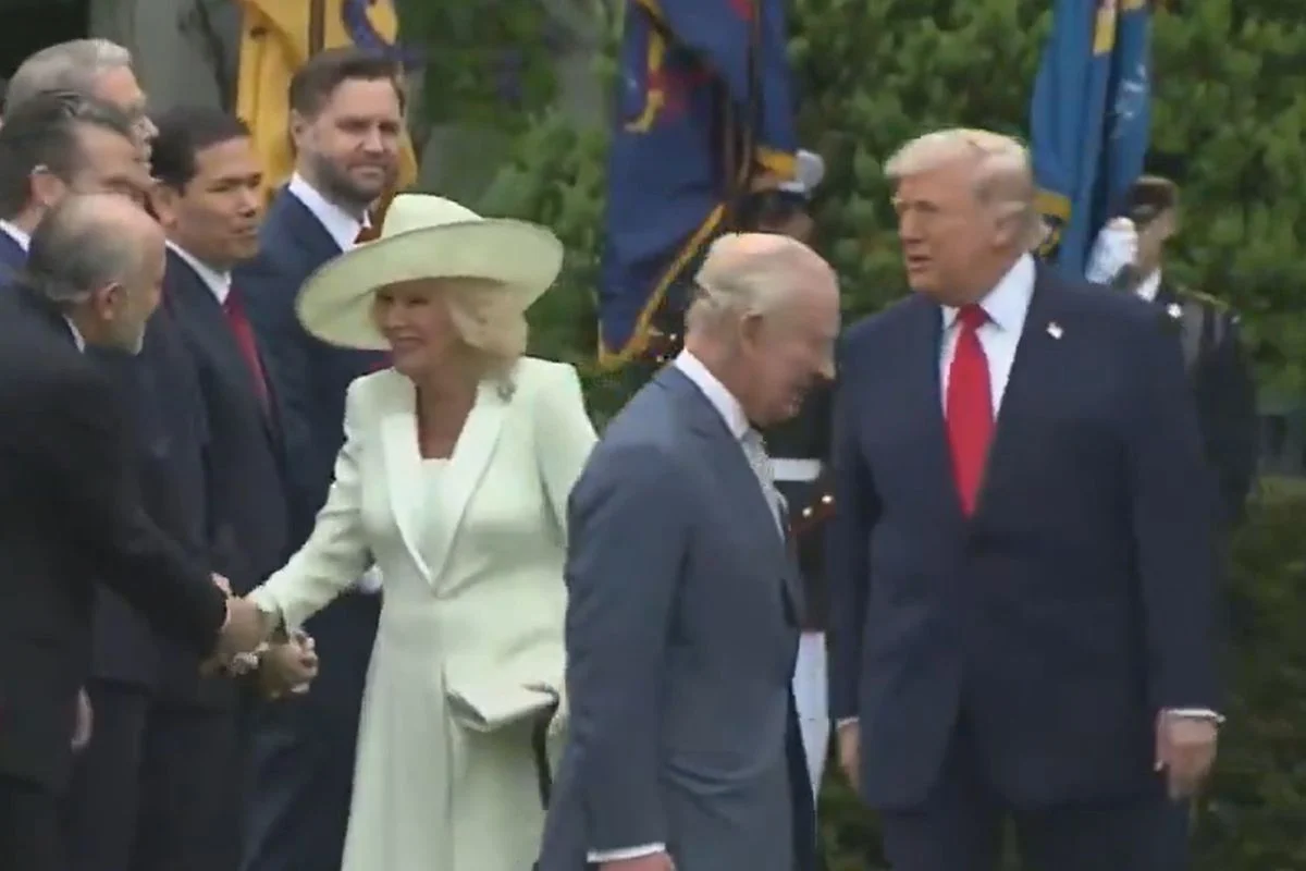 Trump Seremoni Sirasinda Kralice Camillanin Onune 19789261 7083 Amp