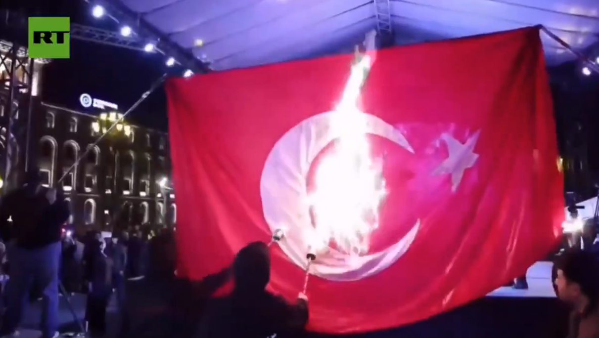Türk Bayrağı Yakıldı