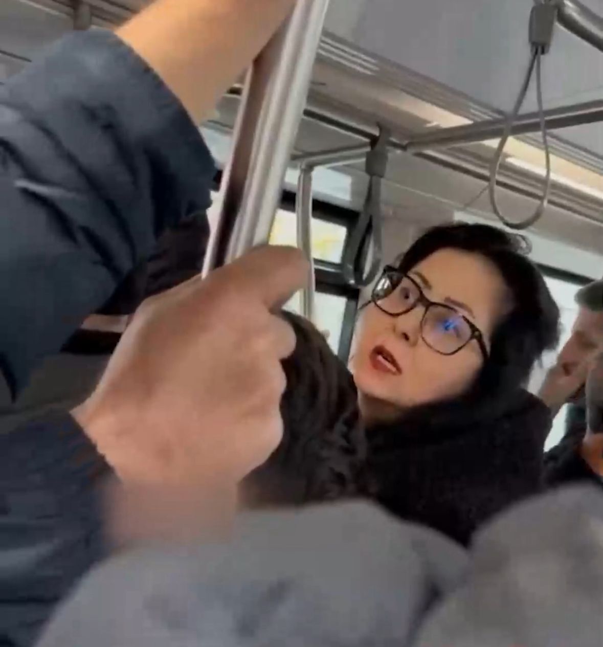 İstanbul’da tramvayda tartışma alevlendi: "Senin gibileri bizim orda dağa kaldırırlar"