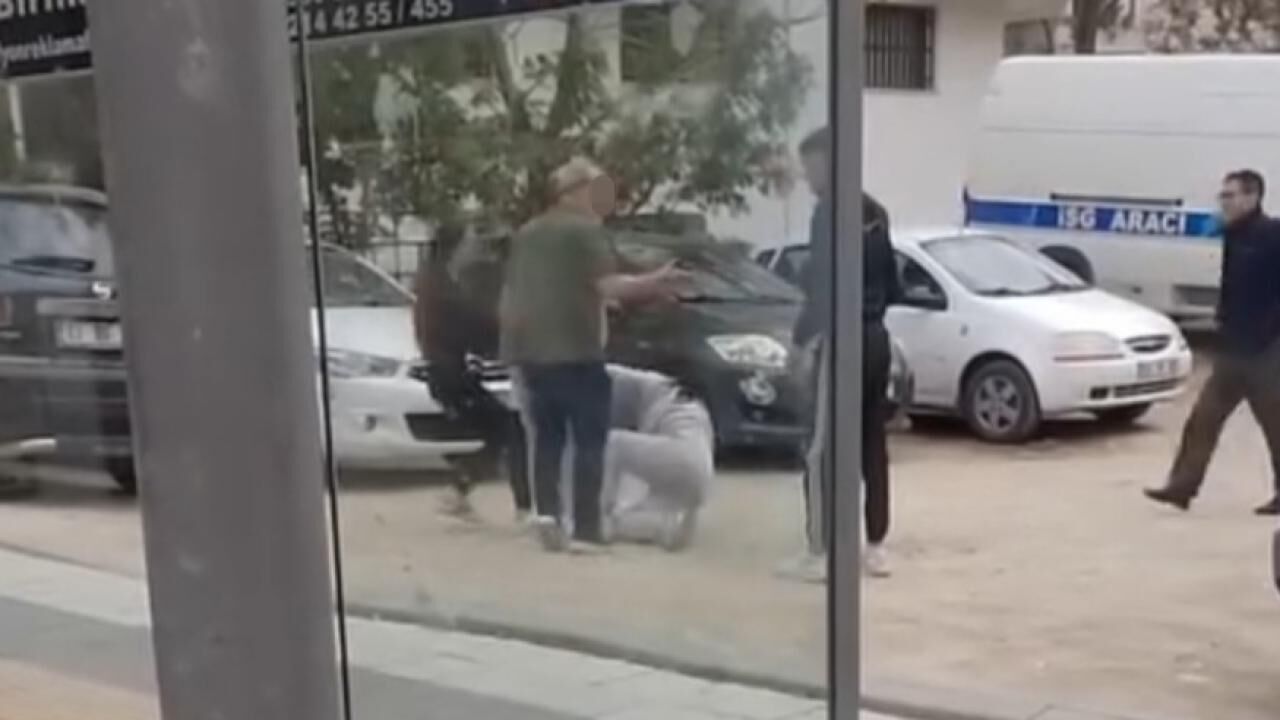 Afyonkarahisarda Dehset Anlari Kiz Kavgasini Ayirmak Isteyen Yasli Adam Bicakla 6A0C120246Ef6