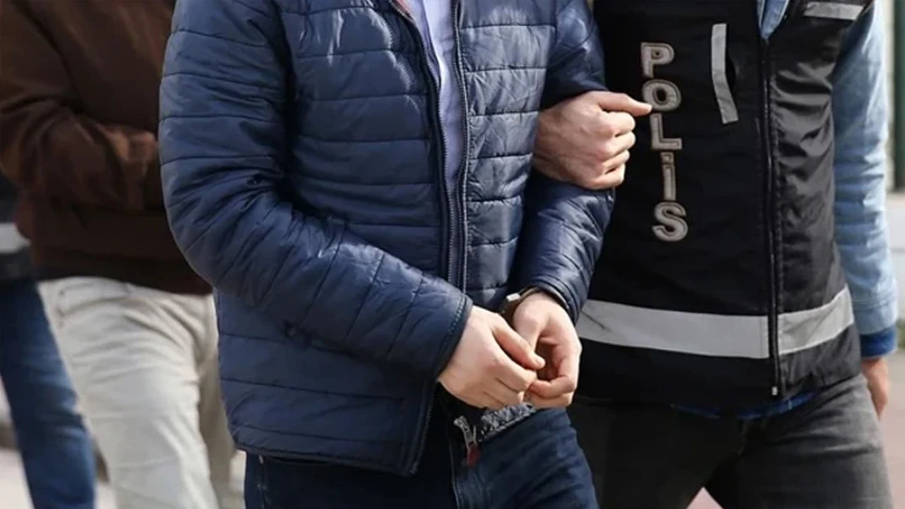 Hollanda Tarafindan Kirmizi Bultenle Aranan Sahis Istanbulda Yakalandi Fxd8