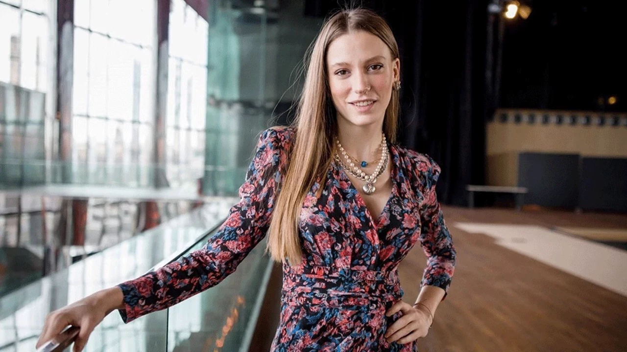 Serenay Sarıkaya-4