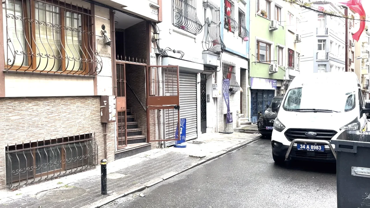 Sislide Eski Sevgilisinin Evini Basti Kadinin Erkek Arkadasini 7 Yerinden Bicakladi