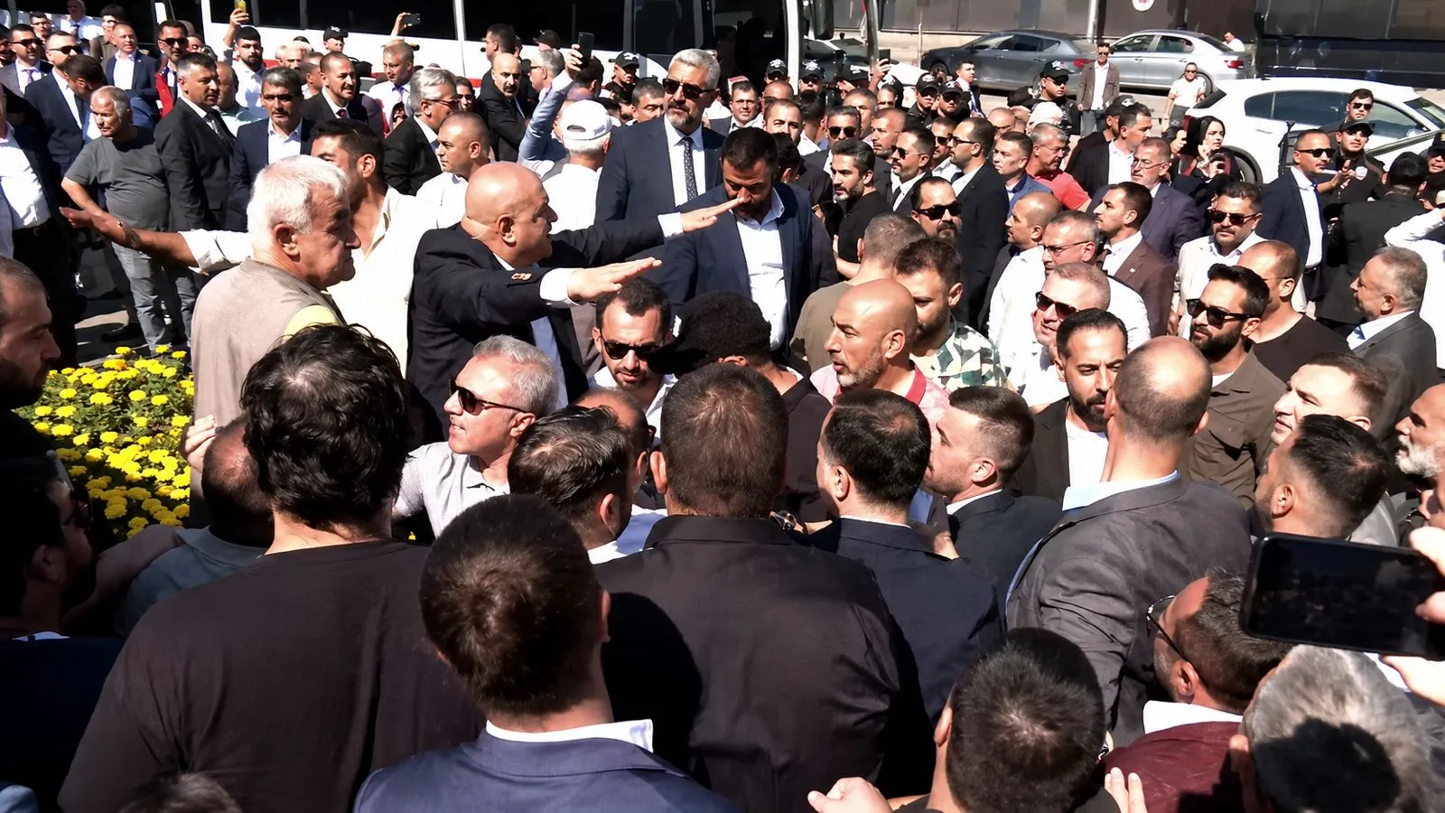 CHP'de grup toplantısı krizi: Meclis önünde arbede çıktı