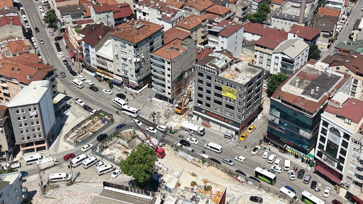 4 Kisinin Oldugu Coken Binanin Cevresindeki 19920265 Amp