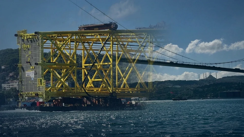 8057D720 Istanbul Bogazinda Nefes Kesen Anlar 350 Metrelik Devasa Platform Koprunun Altindan Gecti