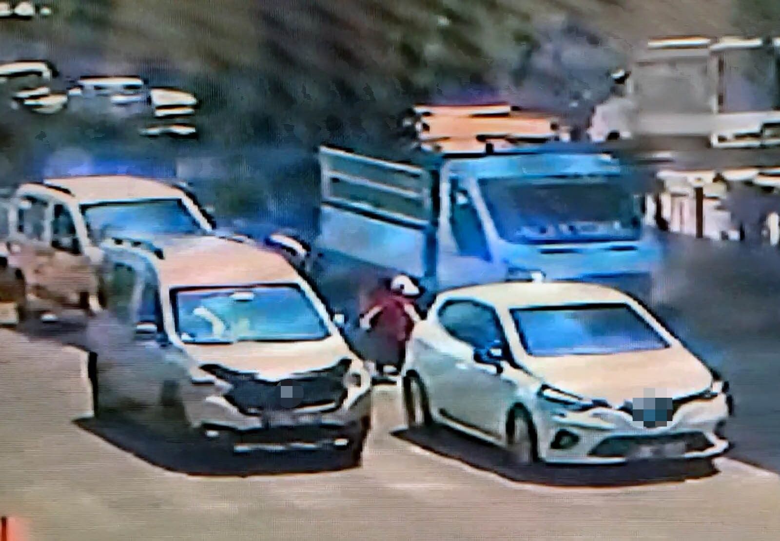 Adana’da feci kaza: Yolun karşısına geçerken peş peşe iki aracın çarptığı çocuk hayatını kaybetti
