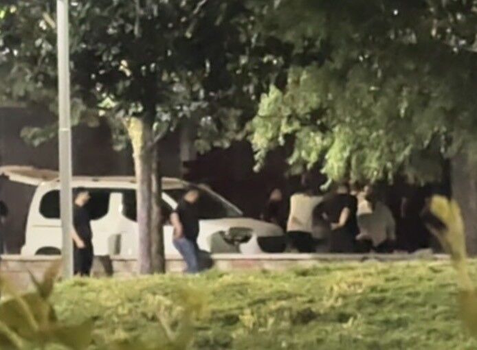Bursa'da parkta tekme tokatlar havada uçuştu!