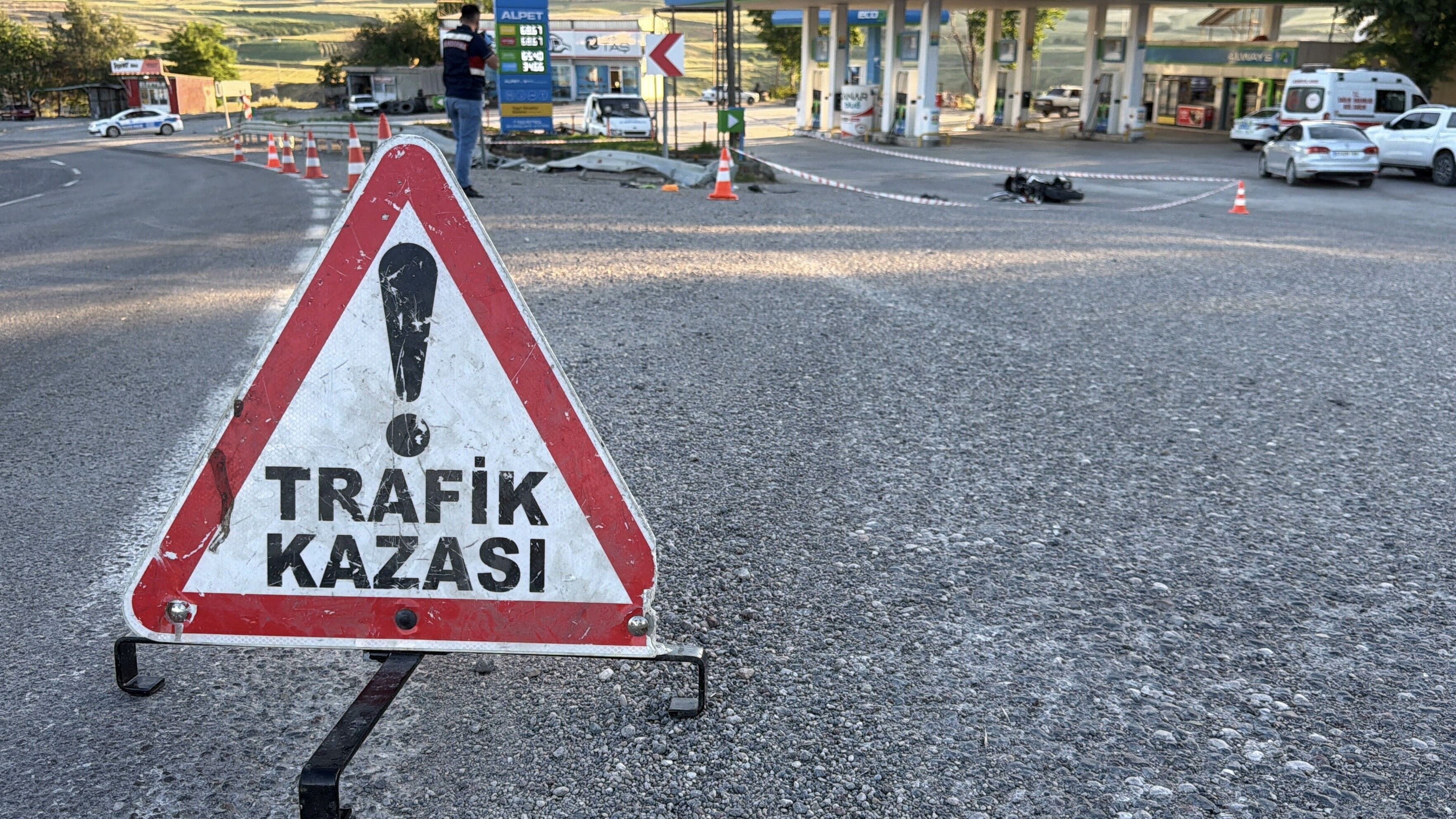 Ölüm virajı bir can daha aldı: Motosikletli sürücü bariyere ok gibi saplandı!