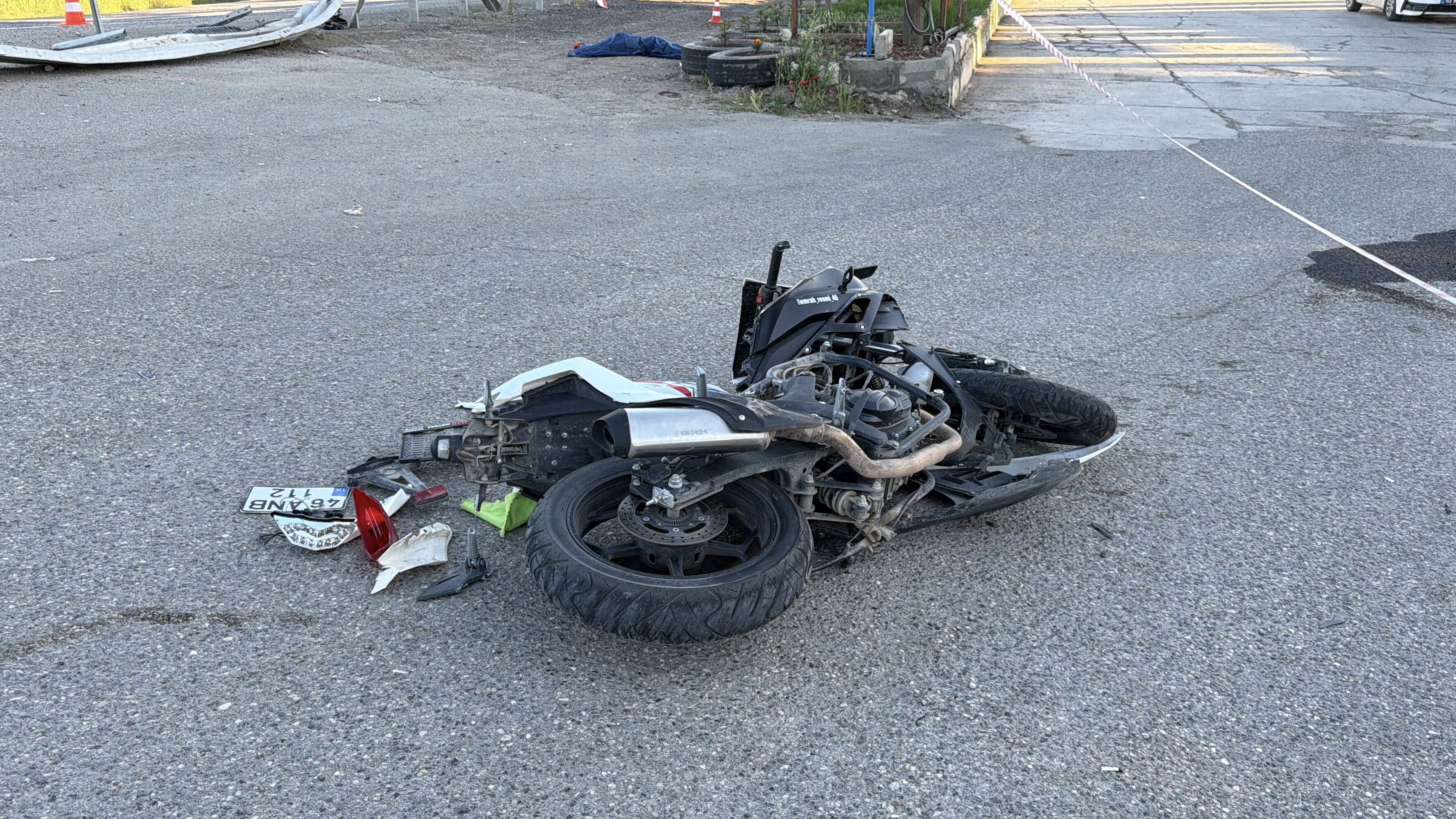 Ölüm virajındaki motosikletli kazadan geriye bu enkaz kaldı!