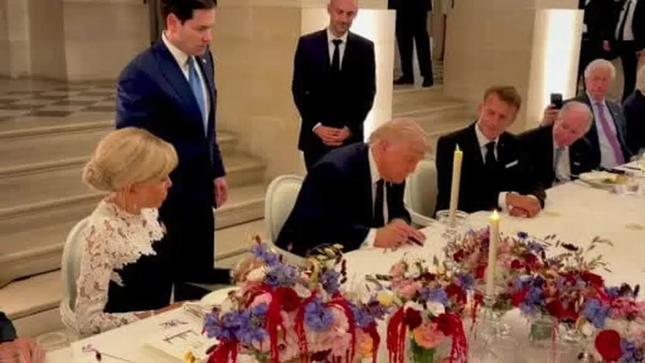 Beyaz Saray Trumpin Iran Anlasmasini Imzaladigi Anin Goruntulerini Yayinladi
