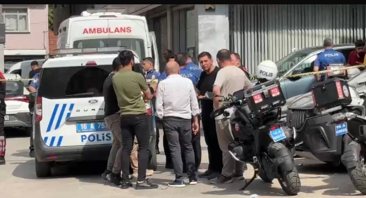 Bursa’da Çarşı Ortasında Dehşet! Kadını Öldürdü Sonra Canına Kıydı (2)