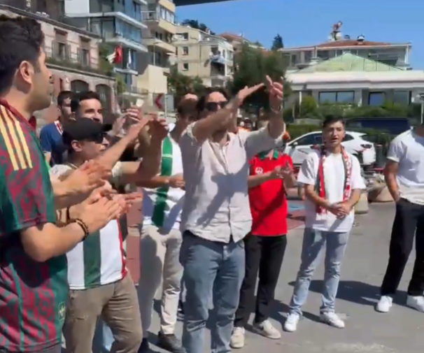 Amedspor'un bayrağı Fatih Sultan Mehmet Köprüsü’ne asıldı: Görüntülerin ardından boğazda kutlama yapıldı