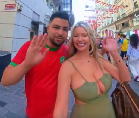 İstiklal Caddesi'nde dikkat çeken görüntü: Turisti önce çaya, sonra alkole davet etti