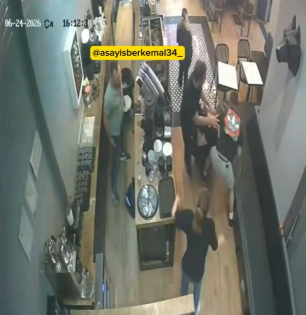 Kadıköy’de kafede şok saldırı: Kafe çalışanı tanımadığı kişinin yumruğuyla ağır yaralandı