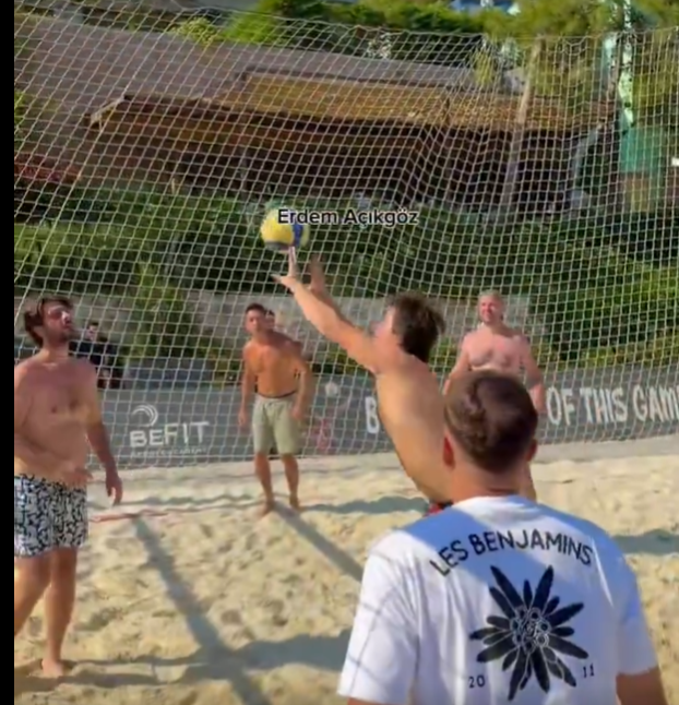 Uğurcan Çakır ve Abdülkerim Bardkacı Bodrum’da plaj voleybolu oynadı