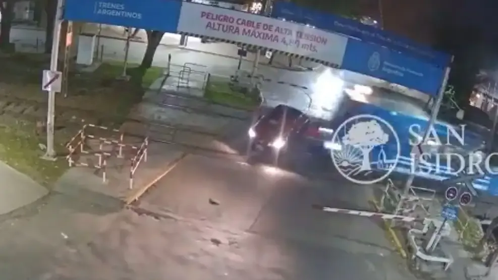 El Segundo De La Tragedia El Tren Va A Embestir Al Auto De Ernestina Pais 2270123
