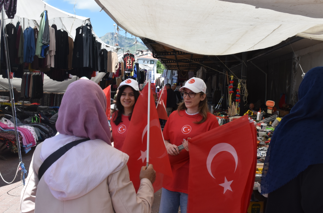 Dünya Kupası heyecanı sokaklara taştı, Gümüşhane kırmızı beyaza büründü!